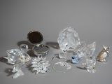un lot de figurines en verre posées sur une table