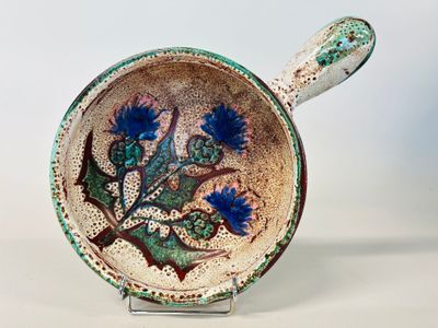 un petit bol orné d'un motif floral