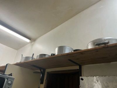 Batterie de cuisine en inox dont une grande passoire et 4 ma…