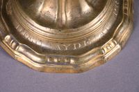 Paire de bougeoirs en bronze doré, le fût balustre à cottes,… (photo 3)