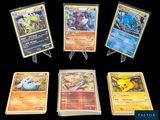 Plusieurs cartes Pokémon sont alignées les unes à côté des autres sur un fond noir.
