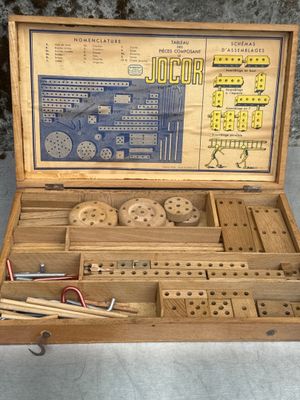 une caisse en bois contenant un jeu de cales