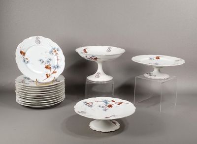 plusieurs assiettes empilées les unes sur les autres