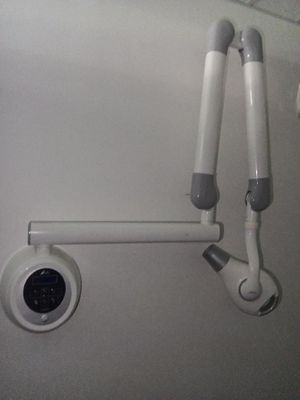 vue en plan d'une salle de bains avec une pomme de douche et des toilettes