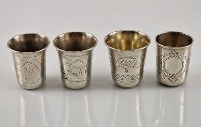 trois coupes en argent ornées de motifs, disposées les unes à côté des autres