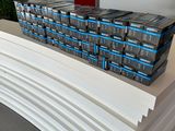 une pile de livres posée sur une table devant un ordinateur portable