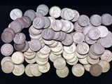 une pile de pièces d'argent sur une surface noire