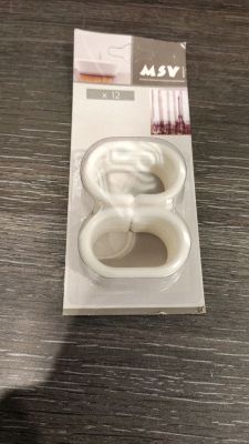 une boîte contenant quelques bagues, posée sur une table