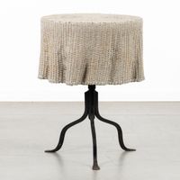 Table d'appoint ou table basse présentant un motif de nappe … (photo 3)