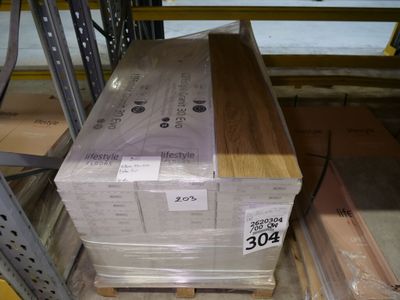 une pile de boîtes sur une palette dans un entrepôt