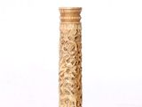un grand pilier en bois orné d'un motif sculpté