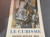 une photo d'une affiche posée sur une table dans une pièce
