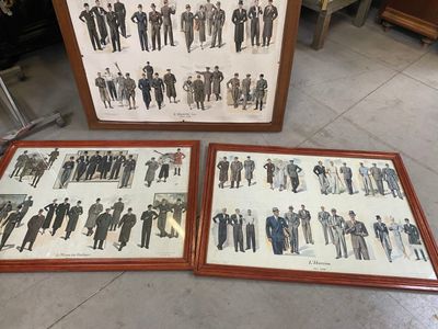 trois photos encadrées représentant des hommes en costume-cravate, posées par terre