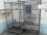 une cage métallique sur laquelle est posée une télévision, dans une pièce
