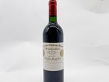 une bouteille de vin posée sur une table