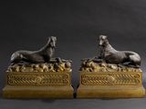 paire de sculptures en bronze représentant des chiens, posées sur un socle