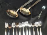 beaucoup de cuillères et de fourchettes en argent sur une table