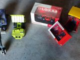 quatre camions miniatures posés par terre les uns à côté des autres