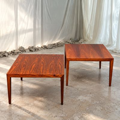 deux tables placées l'une à côté de l'autre sur le sol