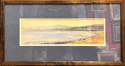 tableau encadré représentant une plage avec une montagne en arrière-plan