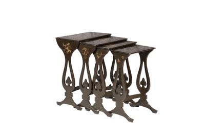 trois petites tables en métal empilées les unes sur les autres