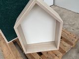 a picture of a small wooden box on a pallet