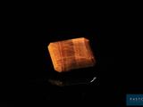 une image représentant un bloc de bois posé sur une surface noire