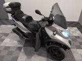 un scooter garé sur un sol à damier