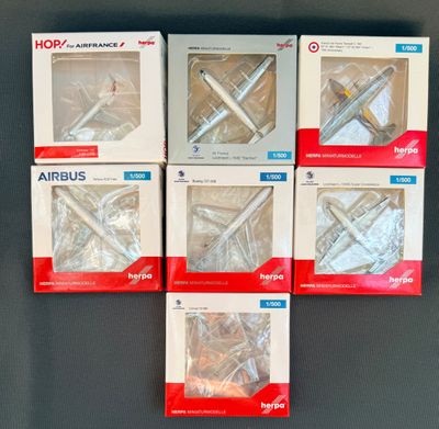 quatre boîtes d'Airplus sont empilées les unes sur les autres