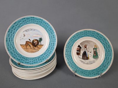 plusieurs assiettes bleues et blanches sur lesquelles figurent l'image d'un homme et d'une femme