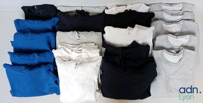 de nombreuses chemises disposées sur une surface blanche