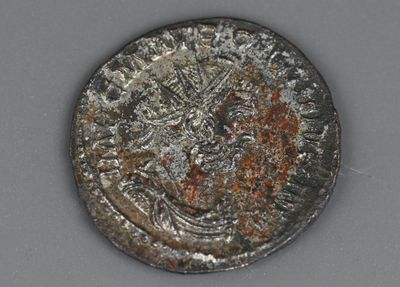 un gros plan d'une pièce d'argent sur laquelle figure le portrait d'un homme