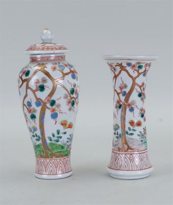 paire de vases chinois décorés de motifs d'arbres et de fleurs