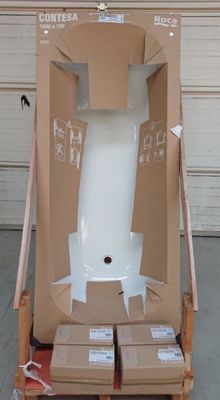 une boîte en carton posée sur une palette, contenant un grand objet blanc
