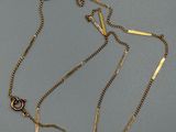 collier plaqué or avec une longue chaîne et un fermoir