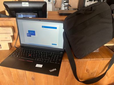 un ordinateur portable posé sur un bureau en bois