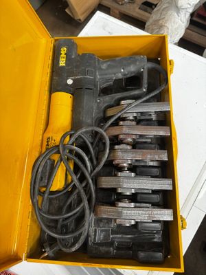 une boîte jaune contenant des outils, posée sur une table