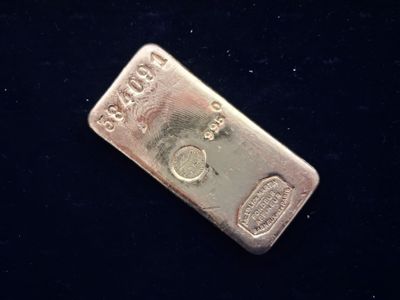 un gros plan d'un lingot d'argent posé sur une surface noire
