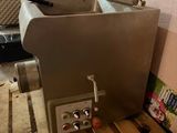 une machine posée sur une palette dans une pièce