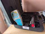 une boîte contenant un appareil électronique, posée sur une table