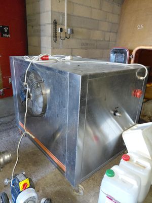 une machine posée sur le sol d'une pièce