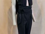 une photo d'un mannequin portant une combinaison noire