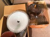 une boîte contenant des tasses et des bols