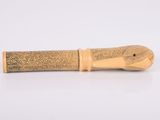 une image représentant un stylo en bois muni d'un manche en bois posé sur une surface blanche
