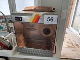 une machine posée sur une table