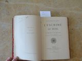 une personne tenant un livre ouvert sur une table
