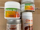 trois bocaux de ginseng sont posés sur une étagère à côté d'une boîte en carton