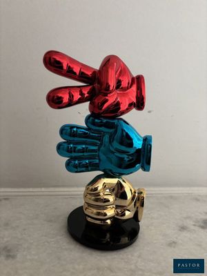 une statue représentant une main surmontée d'un gant
