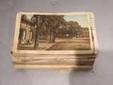 une pile de vieilles cartes postales posée sur une table