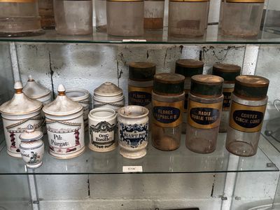 une étagère en verre sur laquelle sont disposés de nombreux bocaux